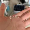 Aretes Minimalistas Florales Estilo Ins Fresco Nicho Pendientes de Estambre de Flor Pequeña para Viajeros Pendientes de Rosca de Moda para Mujer