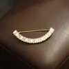 Novo Broche Exquisito de Nicho com Zircônia Microincrustada Dourado e Prateado de Rosto Sorridente, Simples e Elegante, Acessório Versátil para Suéteres e Casacos