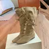 ¡En stock y se envía inmediatamente! Zapatos estilo mismo de Mamá Uva, uso bidireccional, punta fina estilo coreano, correa con hebilla, fruncidos, botas de tacón oculto de media caña que aumentan la altura para mujer