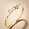 Pulsera Popular Europea y Americana de Acero de Titanio con Forma de Clavo Doble Cabeza Incrustada con Diamantes Que No Se Desvanece y Versátil Pulsera de Acero Inoxidable Pulsera Venta al por Mayor
