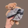 ¡Dios mío! ¡Tan lindo! Scrunchie de peluche súper adorable a cuadros para un peinado de moño juguetón