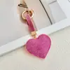 Colgante llavero en forma de corazón con incrustaciones de diamantes transfronterizo, decoración creativa y linda de corazón de cuero y terciopelo para bolso, llavero de coche