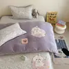 Bonita Colcha de Dibujos Animados de Terciopelo de Leche para Otoño e Invierno con Parche Bordado Juego de Tres Piezas con la Misma Funda de Edredón Juego de Cuatro Piezas con Acolchado de Algodón a Heattech