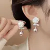 Elegantes Pendientes de Flor de Metal 3D de Alta Gama para Mujer Modernos de Alta Gama con Atmósfera Pendientes de Botón Diseño de Nicho Joyería para Orejas de Lujo Ligero
