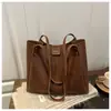 Bolsa Tote Popular de Gran Capacidad Otoño e Invierno 2025 Bolso Cruzado Retro de Hombro Único Bolsa para Estudiantes Universitarios y Viajes Diarios
