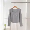 Camiseta blanca pura de corte regular para mujer, con escote cuadrado, cintura ajustada, efecto adelgazante, mangas largas y dobladillo curvo, un top blanco de capa interior de moda