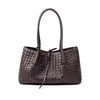 Bolso de mano de cuero para el trabajo, tacto de alta gama, bolso tote de un solo hombro, gran capacidad, estilo de vacaciones de verano para mujer, bolso tejido a mano