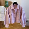 Jaqueta curta feminina rosa, versátil, novo estilo outono 2026, corte solto, com costura aparente, jaqueta jeans casual e moderna para o trabalho