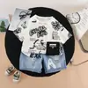 Conjunto de Verão para Meninos 2026 Novo Conjunto de Duas Peças com Estampa Completa de Letras de Manga Curta para Crianças Verão Fino Bebê Tendência e Descolado