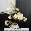 Flores artificiais no estilo das pequenas flores silvestres de Monet, com uma sensação de pintura a óleo, pequenos detalhes florais para decoração de corredor de casamento e folhagem de base.