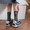 Meias Femininas de Outono e Inverno com Bloqueio de Cores Único e Moderno Versão Ab, Meias de Cano Médio com Carta de Gato Comendo Peixe, Meias Largas de Ponto Duplo