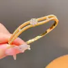 Pulseira com Fivela Redonda de Strass Pulseira de Pulso de Luxo Leve e de Alto Padrão 2026 Nicho Versátil para o Dia a Dia Joia para Mão Atacado