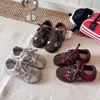 Zapatillas de otoño nuevas estilo vintage para niñas, con velcro antideslizante, suela blanda, zapatillas de entrenamiento alemanas, zapatos casuales para niños, zapatos para niños