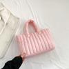 Bolso de mano simple de color sólido de gran capacidad, chaqueta acolchada de algodón, bolso de hombro para mujer, popular nuevo bolso tote de este año para primavera y verano