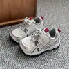 Outono de 2026 Novos Sapatos Infantis Meninos e Meninas Casuais Confortáveis Tênis Esportivos Crianças Médias e Grandes Confortáveis para Exterior Sapatos Forrest Gump Tendência
