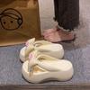 Chanclas Negras de Celebridad Cyber con Lazo Grueso para Aumentar Altura para Mujer Verano Exterior 2024 Nuevas Sandalias Antideslizantes con Sensación de Mierda