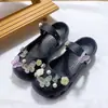 Sapatos Vazados Femininos Sapatilhas Estilo Novo Roupa Feminina para Exterior Artesanal Borboleta 3D Flor Rosa Fivela Decorativa Sapatos Mary Jane Fechados