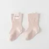 Calcetines para bebé para otoño e invierno, hechos de forro polar de coral, extra gruesos y cálidos, unisex, para recién nacidos, con diseños de dibujos animados, construcción sin costuras y ajuste holgado alrededor de los tobillos