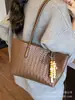 Bolsa de Tecido Grande de Grande Capacidade Estilo Retrô para Mulheres no Outono e Inverno, Versátil Bolsa de Ombro Casual Nova 2025 para Trabalho e Deslocamento Bolsa Tote