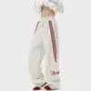 Calça Casual de Três Listras Estilo Americano para Homens e Mulheres, Marca Moderna de Outono, Calça Esportiva Solta, Calça de Perna Larga Versátil Bordada High Street
