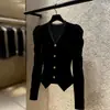 Blusa de terciopelo con ribete de encaje delicado estilo francés, abotonada con botones dorados, una nueva colección de otoño que crea un look estilizado y elegante