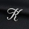 Temperamento de comercio exterior europeo y americano 26 broches de letras inglesas femenina diamante personalidad Joker moda corsage pin masculino accesorios