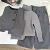 Conjunto de tres piezas para niños de invierno con forro polar y engrosado, nuevo diseño de moda 2026: suéter de cuello alto, chaleco engrosado y pantalones