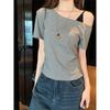 Tiro Real # Camiseta Gris de Manga Corta Falsa de Dos Piezas con Hombro Descubierto para Mujer Otoño 2025 Nuevo Estilo Cintura Plisada Hombros Descubiertos