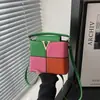 Bolsa de ombro/transversal moderna 2026 em novo color block, simples e estilosa, com toque texturizado, adequada para usar no ombro ou transversal, uma bolsa tipo sacola pequena da moda para mulheres.