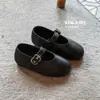 Nova Coleção Primavera 2026 Sapatos Infantis Estilo Francês Retrô Fivela de Cinto Sola Macia Sapatos de Bebê Sapatos Pequenos de Couro para Meninas