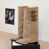 Botas de caña alta hasta la rodilla, con punta fina, que realzan la altura, con hebillas, colección otoño/invierno 2026 para mujer, botas de montar de caña alta increíblemente estilosas