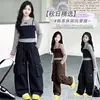 Conjunto de otoño para niñas 2026 nuevo modelo conjunto de dos piezas de imitación con top de retazos a rayas y pantalones cargo para niños venta al por mayor