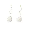 Pendientes de Flor de Concha Blanca Suave Aguja de Plata Ultra-Hada, Pendientes Largos de Borla de Diseñador con Pedrería y Diseño de Flor Tridimensional para Mujer