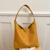 Bolsa de palha tecida estilo europeu e americano, design retrô, alto apelo estético, grande capacidade, adequada para o trabalho e o trajeto diário, pode ser carregada sob o braço
