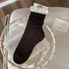 Calcetines de otoño para mujer hasta la pantorrilla, con un ribete de encaje retro francés y un diseño de trébol de cuatro hojas, que exudan un estilo sofisticado y elegante.