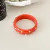 Pulseira de Resina com Rebites Retro Nova Estilo Coreano com Design Único, Versão Larga, Fashion e Versátil, Acessório de Mão Elegante para Mulheres