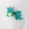 Muñeca de dinosaurio de dibujos animados linda accesorios broche bolsa insignia sombrero calcetines accesorios accesorios