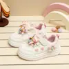 Tênis infantis com estampa floral, nova coleção primavera/outono 2026, tênis esportivos infantis estilosos com fecho de velcro e solas macias, inspirados no estilo "Forrest Gump"