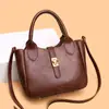 Bolsa de mão feminina transfronteiriça, apresentando uma textura sofisticada de couro óleo-cera estilo vintage, um design moderno e elegante, e um estilo de ombro/transversal adequado para mulheres de meia-idade