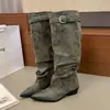 Botas de plataforma bico fino com fivela de cinto estilo retrô para mulheres, nova coleção de verão 2026, botas de montaria de cano alto plus size, botas longas plissadas
