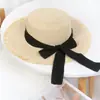 Chapéu de Palha Trançado com Laço de Flor para Mulheres, Novo Estilo de Verão Chapéu Francês de Topo Plano, Chapéu de Praia para Sombreamento e Proteção Solar