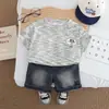 Conjunto de Ropa de Verano para Niños 2026 Nuevo Elegante Ropa para Bebés y Niños Pequeños Conjunto de Dos Piezas de Manga Corta Rayado Delgado Tendencia