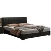 Cama estilo italiano em couro preto com estofamento segmentado em listras verticais, apresentando acabamento em couro Nappa, bordas niveladas e uma estrutura de piso, adequada para o quarto principal ou secundário