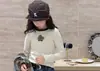 Roupas infantis estilo coreano 2026 conjunto infantil primavera e outono: Conjunto de três peças para meninas: camisa xadrez, camiseta básica e jeans de perna larga, moderno