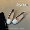 Zapatos de mujer estilo lazo francés de piel de oveja con aumento interno de altura, zapatillas de ballet talladas, nuevos y delicados zapatos Mary Jane 2026