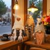 Estación independiente transfronteriza tejido pareja mano-molido café muñeca adornos café restaurante escena vestido accesorios al por mayor