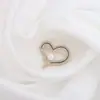 Elegante Broche de Corazón Estilo Pequeño Chanel Broche de Perlas Exquisitas de Alta Gama para Mujer Pin para Suéter Traje Accesorio de Ropa