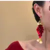 Brinco Gancho com Pingente de Borla de Concha em Formato de Peixe Feminino Estilo Palácio Retrô Brincos Personalizados Luxo Acessível Brincos de Nicho de Alta Qualidade para Mulheres