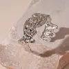 Pulseira Geométrica Metálica Europeia e Americana com Plissado Irregular e Abertura Redonda Personalidade Nicho Elegante Pulseira de Alta Qualidade para Mulheres