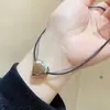 Pendente Minimalista Coração em Aço Titânio com Corda Trançada, Inspirado em Design Levemente Luxuoso, Colar Versátil Casual Ins Nicho High-End Coração de Pêssego